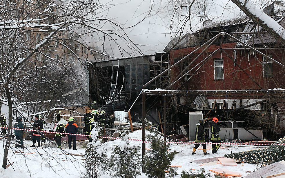 Brandweermannen bij een restaurant in Moskou waar door een explosie twee mensen omkwamen en 26 gewonden vielen.  Foto EPA