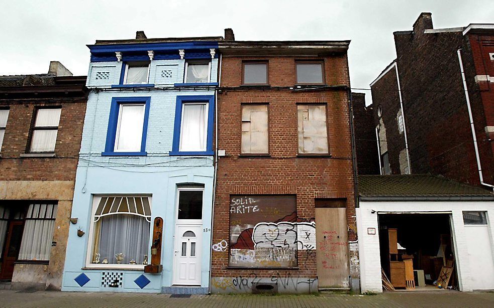 Het huis van Marc Dutroux in Marcinelle, beschilderd met graffiti en met dichtgetimmerde ramen. Foto EPA