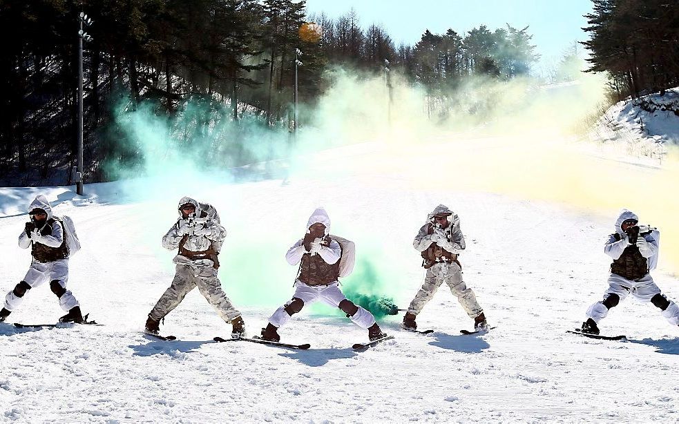 Je moet ze niet in het donker tegenkomen, deze bikkels van het Korps Mariniers van zowel Zuid-Korea als de Verenigde Staten. De mannen oefenden donderdag gezamenlijk in  bitter koud weer in het skigebied stad Pyeongchang, ongeveer 200 kilometer ten oosten