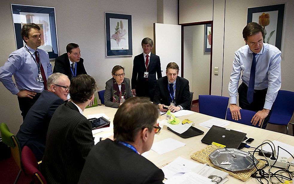 Premier Mark Rutte leidt het delegatieoverleg op de tweede dag op de Europese Top in Brussel. Foto ANP