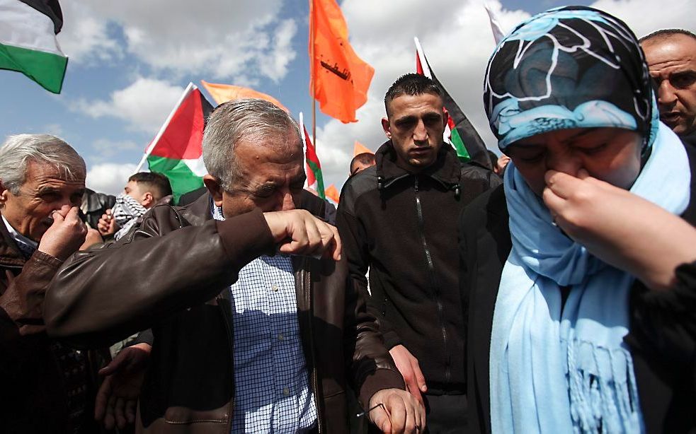 De met traangas beschoten Fayyad (links). Foto EPA