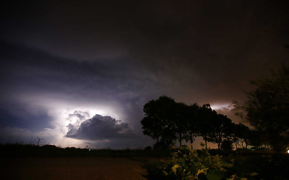 Onweerswolken trekken maandagavond over de Waddenzee boven Friesland. Foto ANP