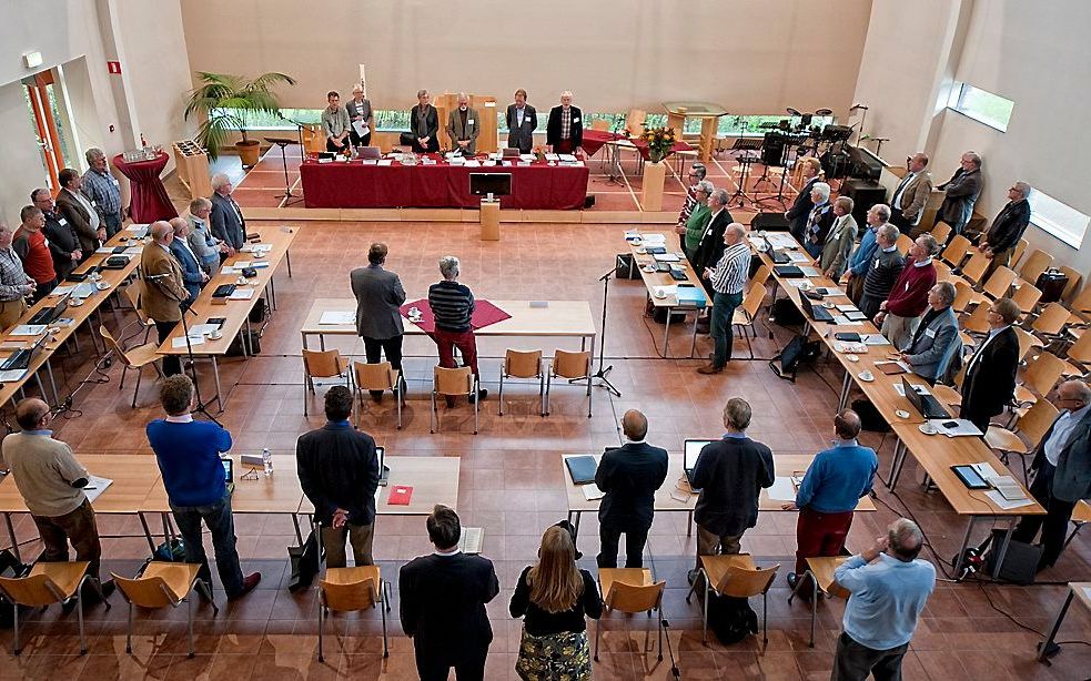 De landelijke vergadering zingt Psalm 100 bij de opening van de vergadering zaterdagmorgen. Foto Wilma Breunissen, DEPPnl