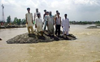 Pakistanen wachten op hulp. Foto EPA