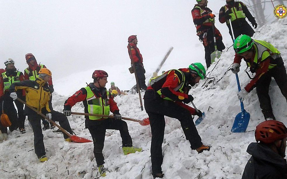 FARINDOLA. Reddingswerkers waren dit weekend no gsruk bezig om naar overlevenden te zoeken in het door een lawine bedolven hotel in de Italiaanse plaats Farindola. beeld Soccorso Alpino