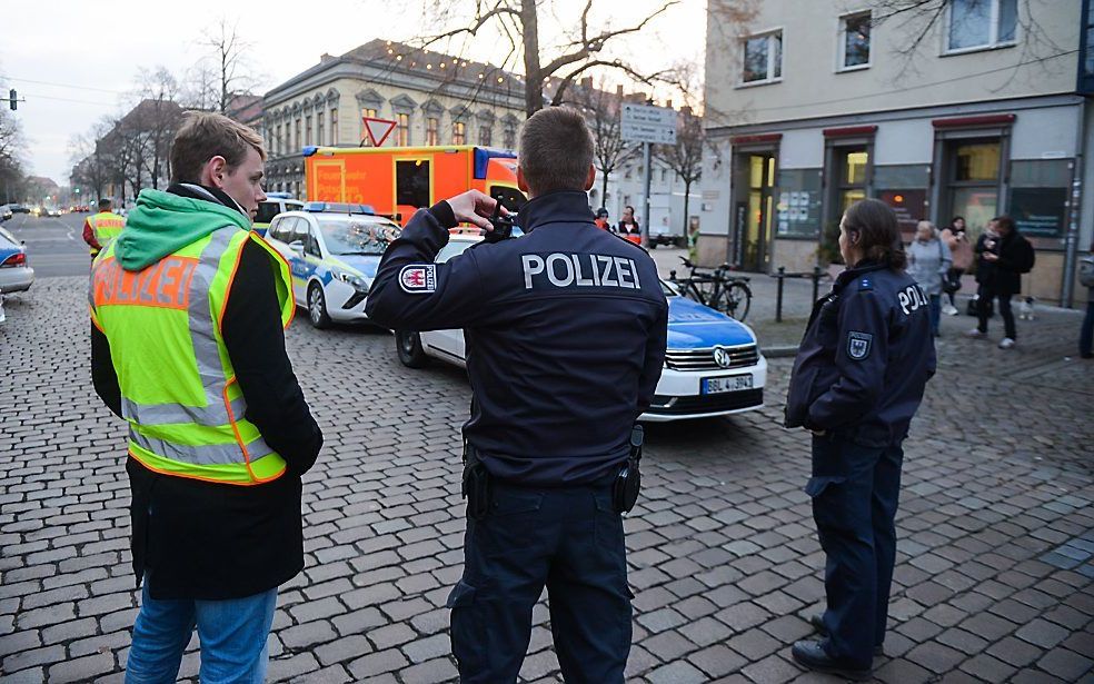 Het verdachte pakket dat werd ontdekt bij de kerstmarkt in het Duitse Potsdam bevat explosieven. Dat meldde de politie kort nadat de kerstmarkt in de stad was ontruimd in verband met de vondst. Het pakket werd afgeleverd bij de apotheek die bij de markt i