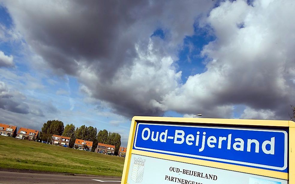 Donkere wolken boven Oud-Beijerland, in de Hoeksche Waard. beeld ANP