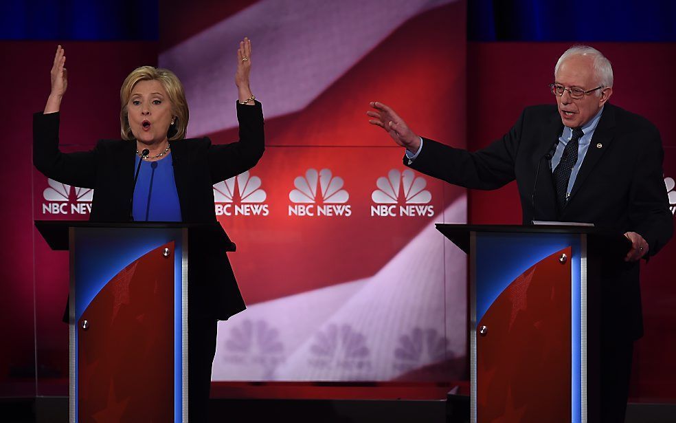 Clinton (l.) en Sanders in debat. Beeld AFP