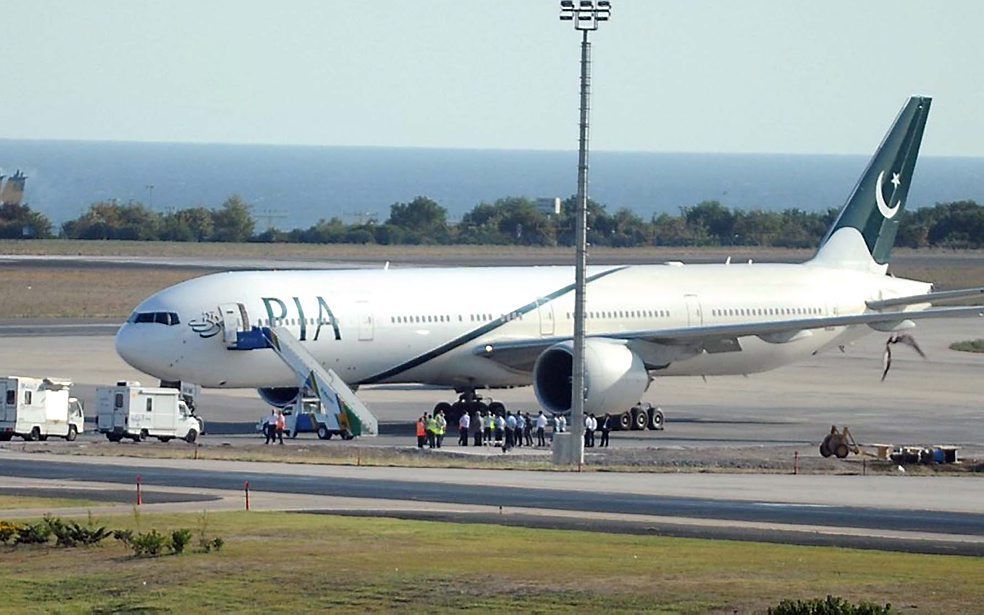 Turkse agenten doorzoeken de Boeing 777 van Pakistan International Airlines op de luchthaven van Istanbul. Foto EPA