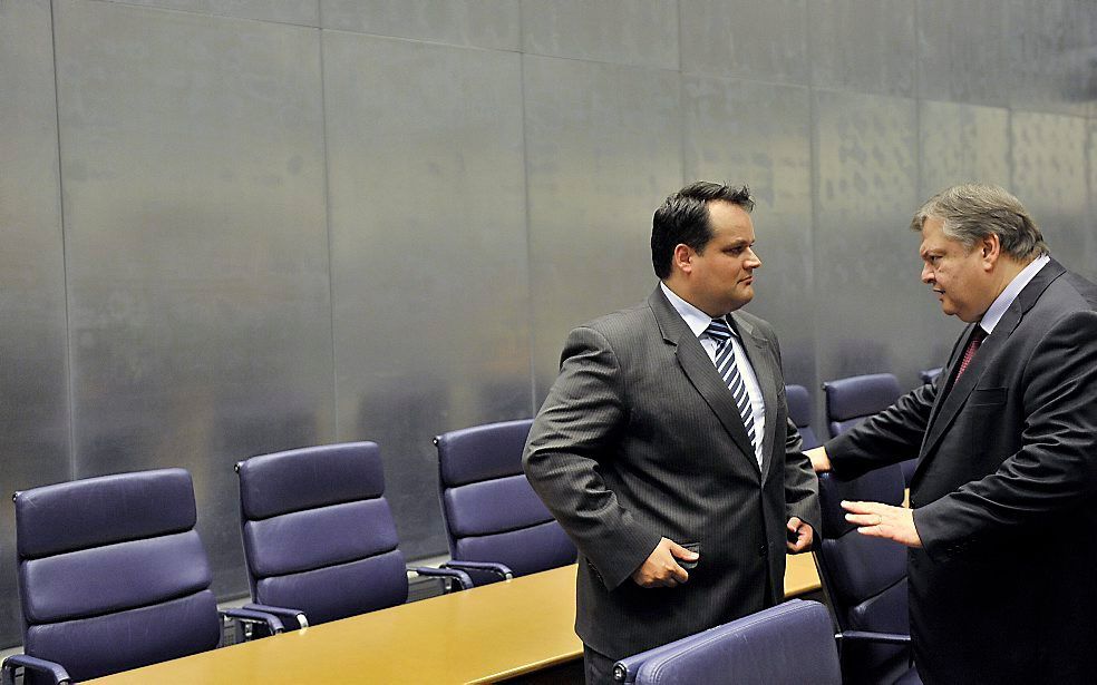 De Jager praat met de Griekse minister van Financiën Evangelos Venizelos tijdens de meeting in Luxemburg. Foto EPA