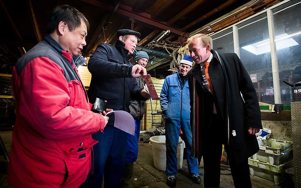 Van der Staaij op campagne in Urk. beeld ANP