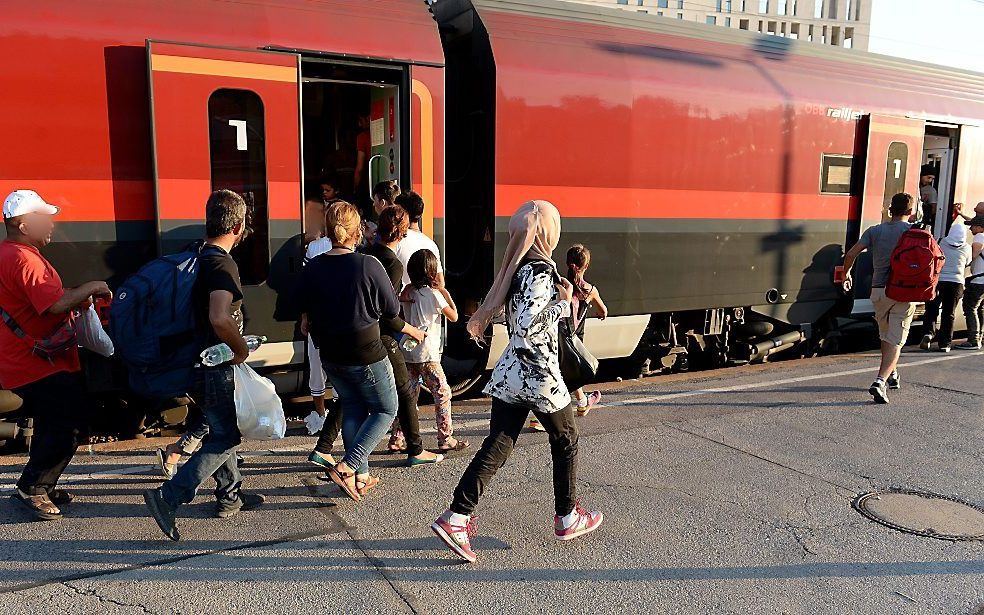 Honderden vluchtelingen zijn maandagavond laat en in de nacht van maandag op dinsdag per trein aangekomen in Duitsland. De Hongaarse politie stond toe dat migranten op het station van Boedapest doorreisden naar het westen. beeld AFP