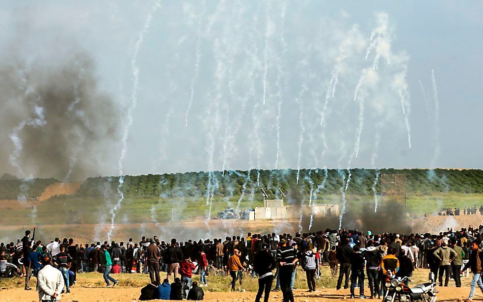 Palestijnse demonstranten op de vlucht voor traangas dat door het Israëlische leger is afgeschoten. beeld AFP