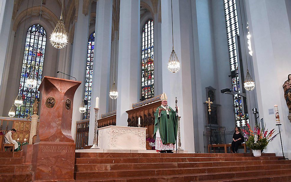 Ruim een kwart van de Duitse kerkgangers mijdt de kerk uit angst voor terreur. Op de foto: In de Onze-Lieve-Vrouwekerk in München werd na de aanslagen een herdenkingsdienst gehouden. beeld AFP