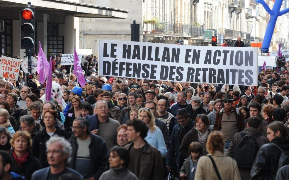 Frankrijk was ook dinsdag massaal op de been om te protesteren tegen de verhoging van de pensioenleeftijd van 60 naar 62 jaar. Foto EPA