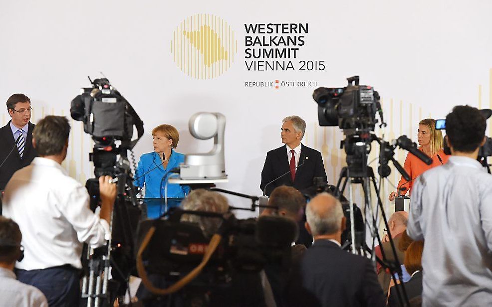 De Duitse bondskanselier Angela Merkel stelde op de Balkantop in Wenen dat alle aanwezigen zijn „ontdaan door het verschrikkelijke nieuws”. beeld AFP