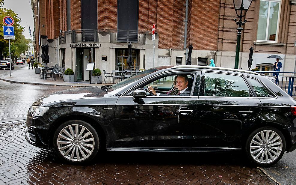 Wybren van Haga verlaat het kamergebouw nadat hij zojuist uit de VVD fractie is gezet vanwege vanwege ophef over over zijn zakelijke activiteiten. Het bedrijf van VVD-Kamerlid Van Haga zou zonder vergunning een rijksmonument hebben laten verbouwen. beeld 