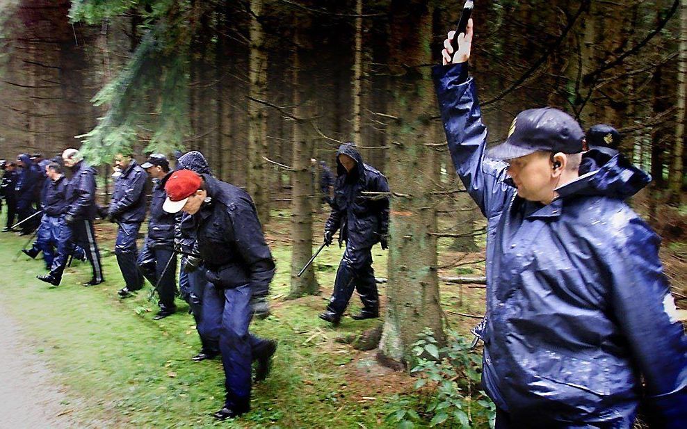 Politiemensen zoeken naar sporen in het bos waar de vermoorde Maartje Pieck uit Kampen werd gevonden. beeld ANP/Koen Suyk