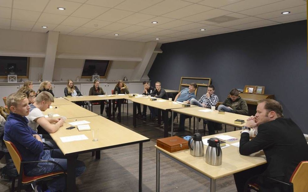 Catechisanten van de hersteld hervormde gemeente in Schoonrewoerd. beeld William Hoogteylling