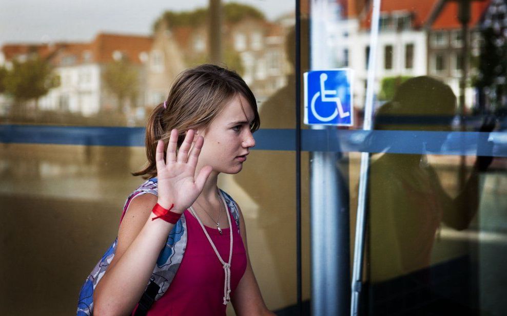 Laura Dekker arriveert dinsdag met haar vader (niet op foto) bij de rechtbank in Middelburg. Foto ANP