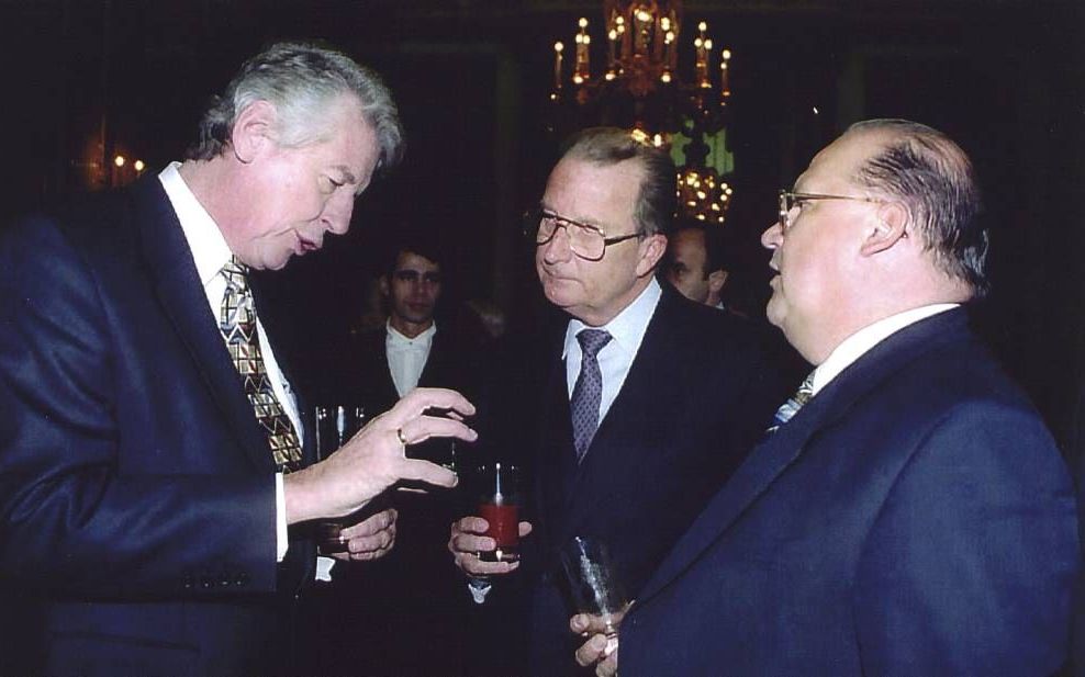 Oud-premier Wim Kok (l.), de Belgische koning Albert (m) en de Belgeische minister-president Jean-Luc Dehaene bij de uitreiking van de Prijs der Nederlandse Letteren aan Harry Mulisch in 1995.