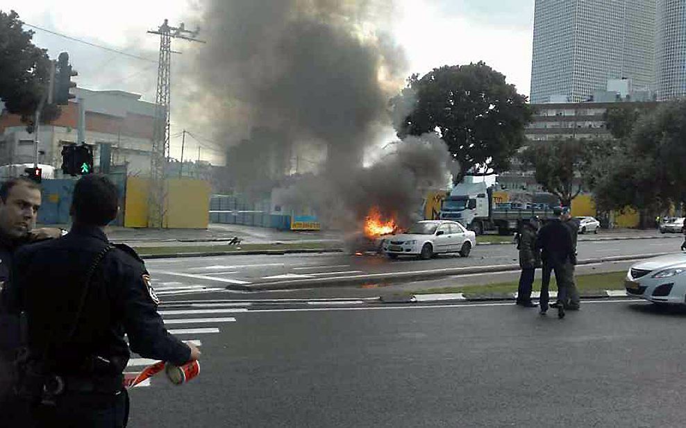 Explosie van een bom in een auto in Tel Aviv, donderdag. Foto EPA