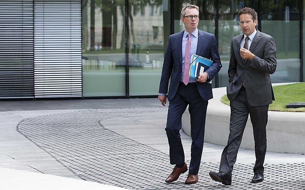 Minister van Financien Jeroen Dijsselbloem (R) komt aan bij het ministerie van Financien voor het coalitieoverleg. Beeld ANP