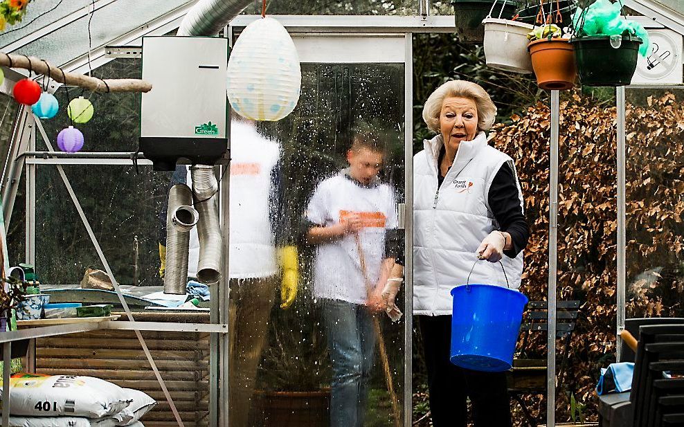 Prinses Beatrix in de tuin van verpleeghuis Norschoten in Barneveld. beeld ANP