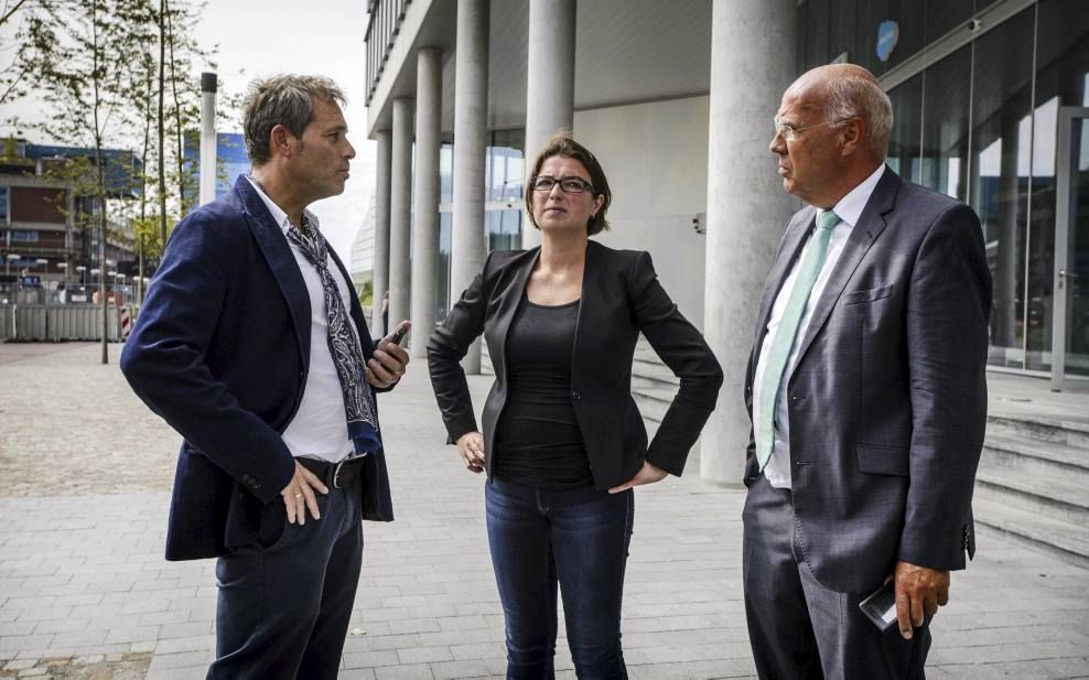 AMSTERDAM. Vertegenwoordigers van de vakorganisaties hadden dinsdag in Amsterdam een eerste overleg met de bewindvoerders van Imtech. Vlnr: hoofdbestuurder Jan Meeder van FNV Metaal, CNV-onderhandelaar Loes Bezemer-Videler en coördinator arbeidsvoorwaarde