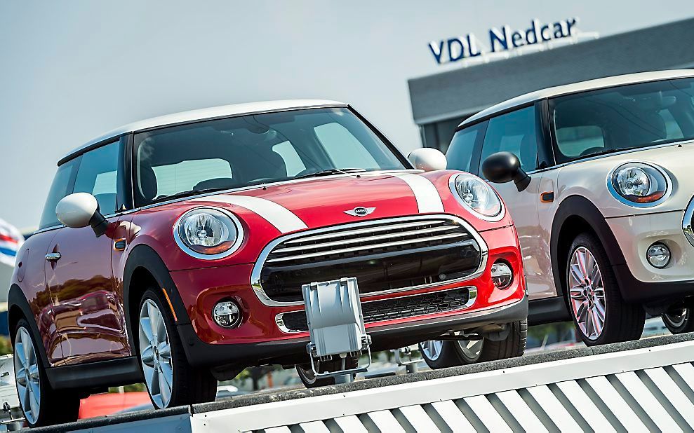 Fabrikanten van transportmiddelen hebben hun productie in augustus met 21 procent uitgebreid. Foto: fabrik van Nedcar in Born. beeld ANP, Lex van Lieshout