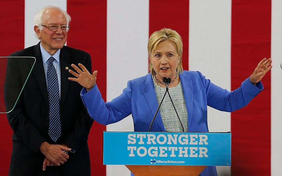 Sanders (l.) en Clinton. beeld EPA