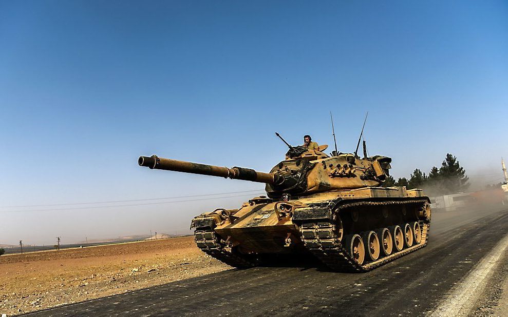 Een Turkse tank rijdt richting de grens met Syrië. Beeld AFP