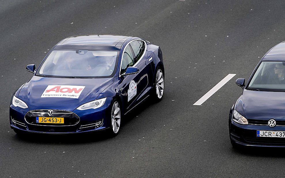 Een Tesla woensdag tijdens de nationale platoon test op de A2 bij Amsterdam. beeld ANP, Koen van Weel