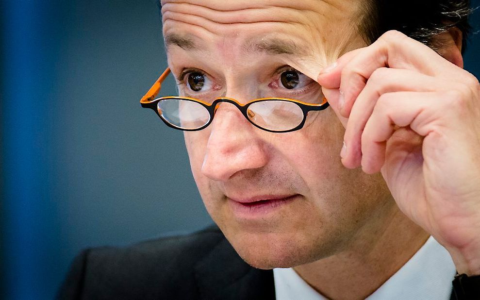 De overheid (op de foto: staatsecretaris Wiebes van Financiën) grijpt op een onbetamelijke wijze in de keuzevrijheid van gezinnen in. beeld ANP, Bart Maat