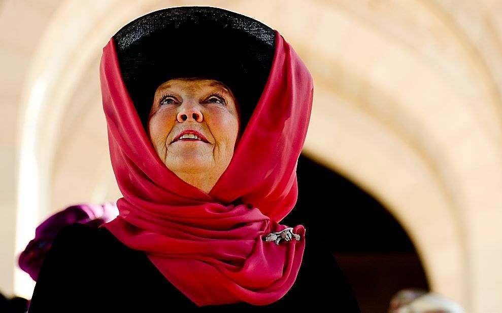 Koningin Beatrix tijdens bezoek moskee Oman. Foto ANP