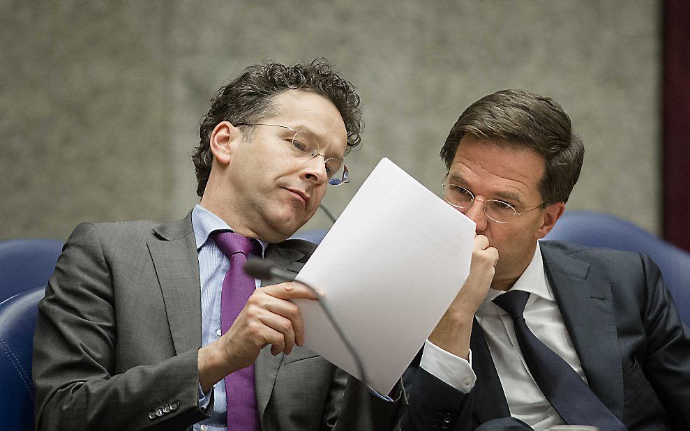 Dijsselbloem (l.) en Rutte (r.) in de Kamer. beeld ANP