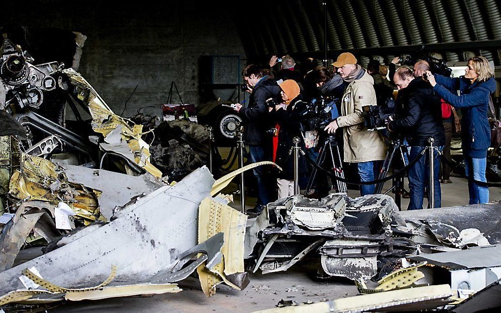 Onlangs kon de pers een kijkje nemen bij wrakstukken op de basis. Maar de gelekte foto’s zijn gemaakt vanaf een plek waar op de dag van de bezichtiging geen pers kon komen. Vanaf de plek waar de verslaggevers waren, was de cockpit niet te zien. beeld ANP