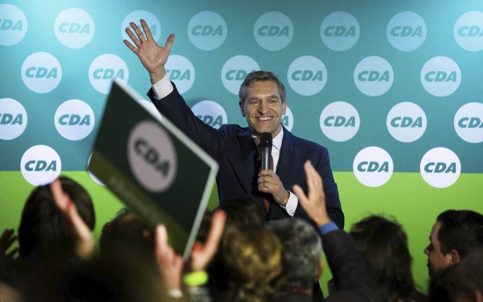 CDA’ers vieren feest als partijleider Buma hen toespreekt. Het CDA is een van de winnaars. beeld ANP