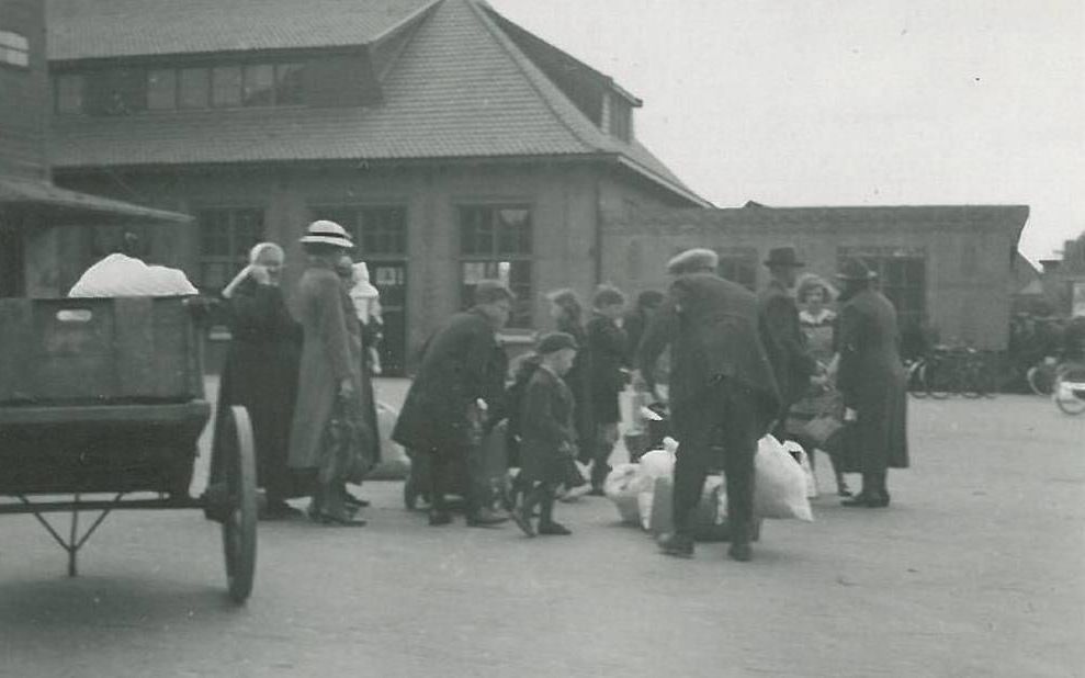 Evacués verzamelen zich in mei 1940 bij de Eierhal in Nijkerk. beeld Wim Buitenhuis