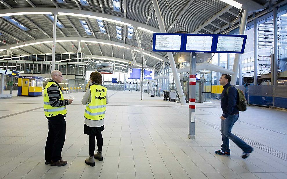 Medewerkers van ProRail in de deels vernieuwde stationshal van treinstation Utrecht Centraal. beeld ANP