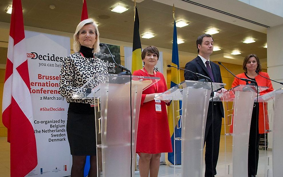 Minister Ploumen van Ontwikkelingssamenwerking (2e van links) bij de opening van de internationale conferentie ”she Decides" op 1 maart in Brussel.  beeld EPA, Olivier Hoslet