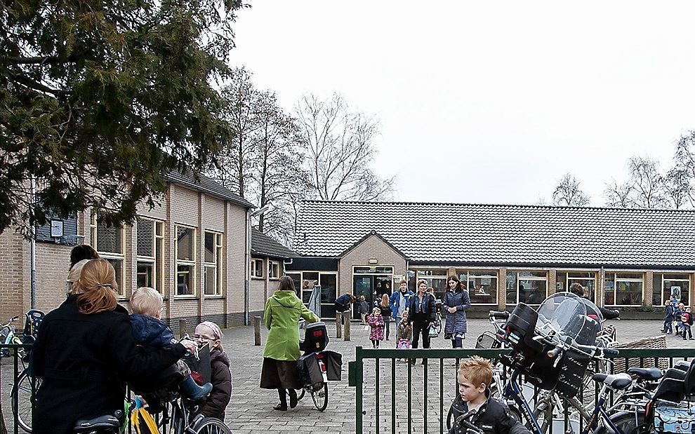 De School met de Bijbel in De Valk is volgens sommige ouders, behorend tot de plaatselijke gereformeerde gemeente, niet reformatorisch genoeg. Zij willen een nieuwe school oprichten. Het plan veroorzaakt verdeeldheid. Foto Janus Visser/BDU