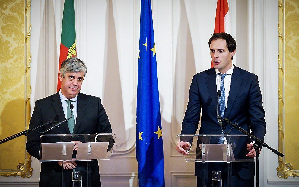 Eurogroepvoorzitter Mario Centeno (l.) sprak woensdag in Den Haag met minister van Financiën Wopke Hoekstra. Volgens Centeno staan de ministers van de eurolanden in grote lijnen achter de aanpak van Italië door de Europese Commissie. beeld ANP, Robin van 