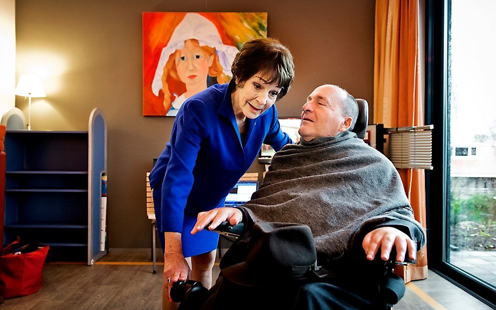 Mies Bouwman samen met Philippe Pozzo di Borgo, de gehandicapte schrijver van het boek Intouchables tijdens het 50-jarig bestaan van Het Dorp in 2012. In Het Dorp, een groene wijk aan de rand van Arnhem, wonen mensen met een beperking zelfstandig midden i