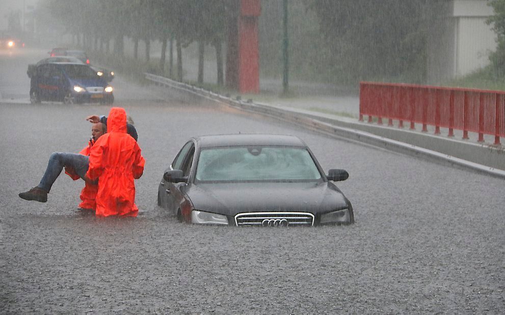 Overlast door hevige regenval, maandag. Beeld ANP