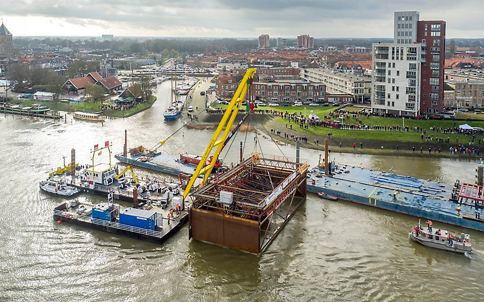 In de IJssel bij Kampen is in een middeleeuws koggeschip boven water gehaald. beeld ANP, Cloudshots