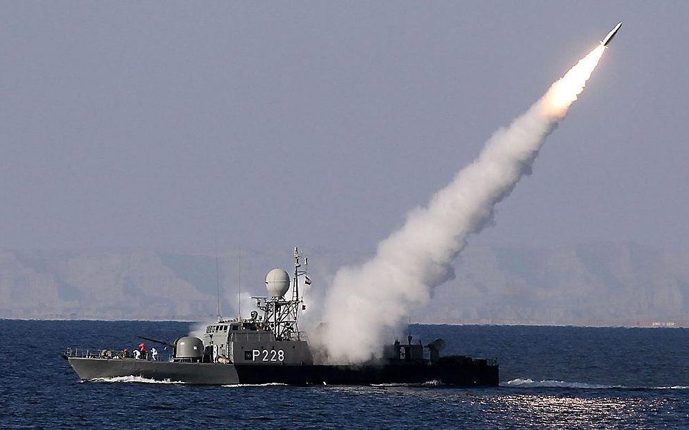 Een Iraans marineschip vuurt een testraket af. Foto EPA