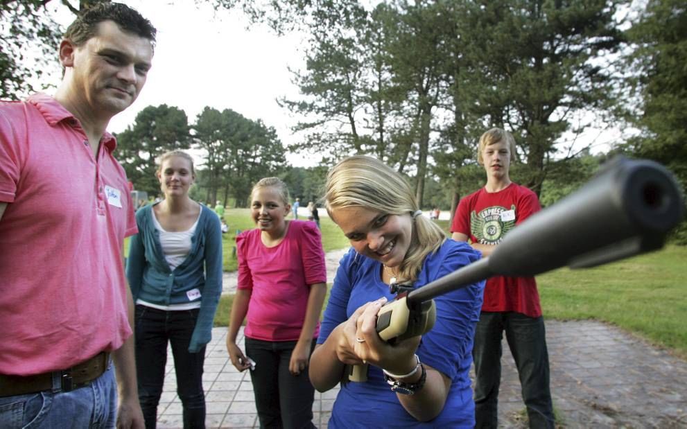 Kerkelijke jeugd uit Rouveen en Staphorst doet onder leiding van het zogeheten Switchteam spelletjes in het bos. Daarna wordt er gepraat over geloofsonderwerpen. Foto Eelco Kuiken