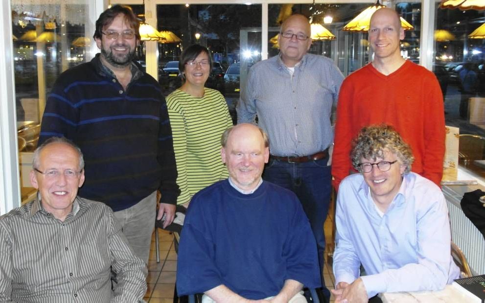 Leden van de stuurgroep ”Wij kiezen voor eenheid”, onder wie staand ds. Wessels (l.), Joop Gankema (tweede van r.),  Frank Pot (r.); zittend ds. Wilkin van de Kamp (r.). Foto RD