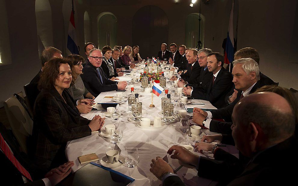 Rutte ontvangt Poetin in het Scheepsvaartmuseum in Amsterdam. Links minister Schippers. Foto ANP